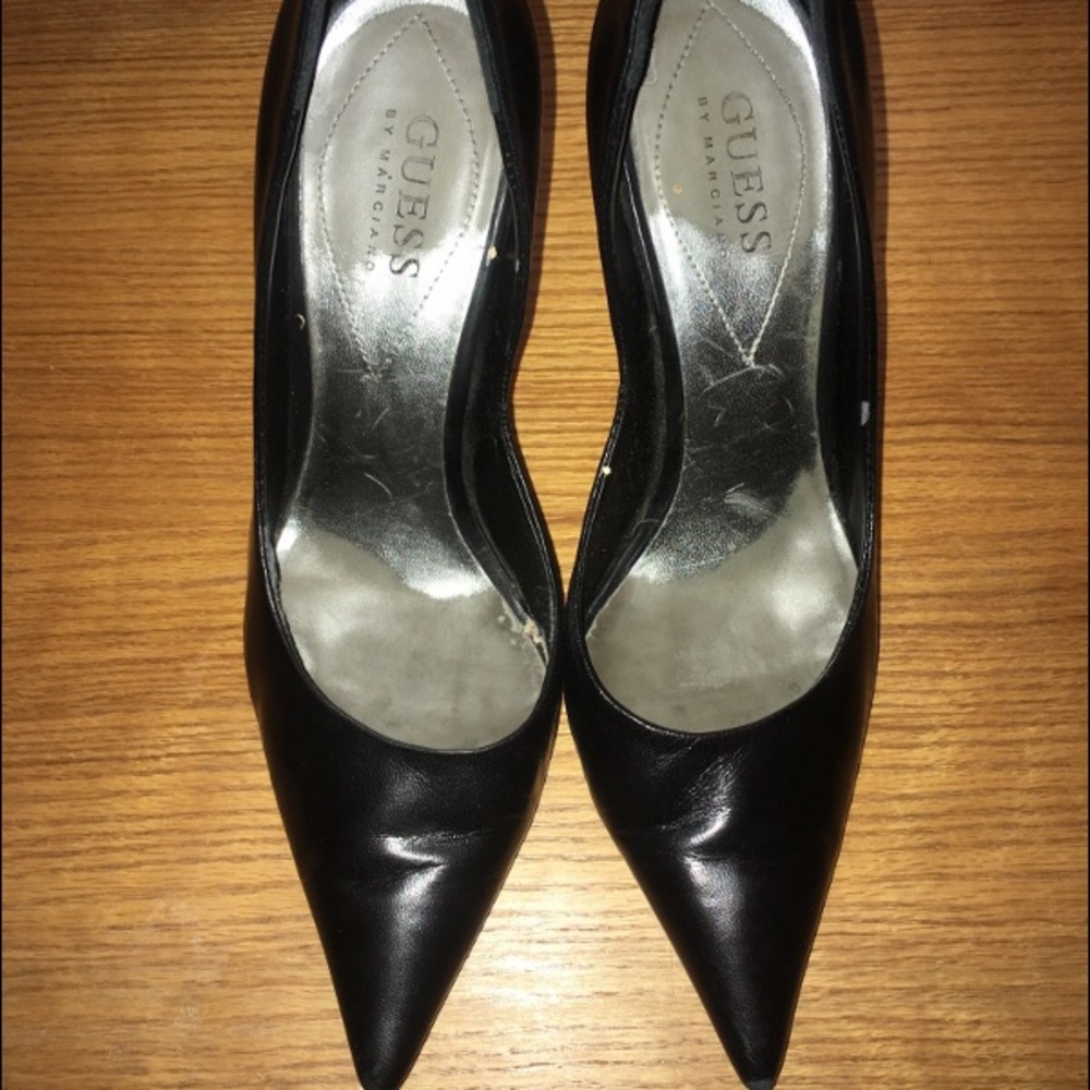 ISO- IN SEARCH OF CARRIE GUESS PUMPS