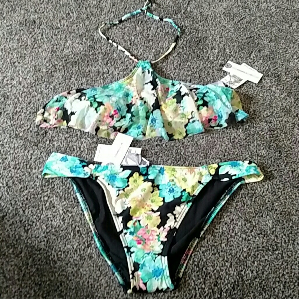 NWT  O'Neill bikini top Rt $54 sz md