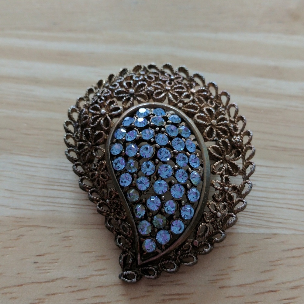 Vintage dainty filigree brooch with blue stones