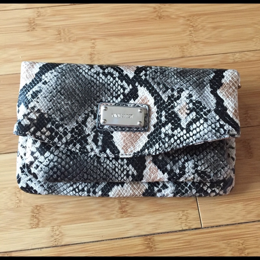 Snake print crossbody!