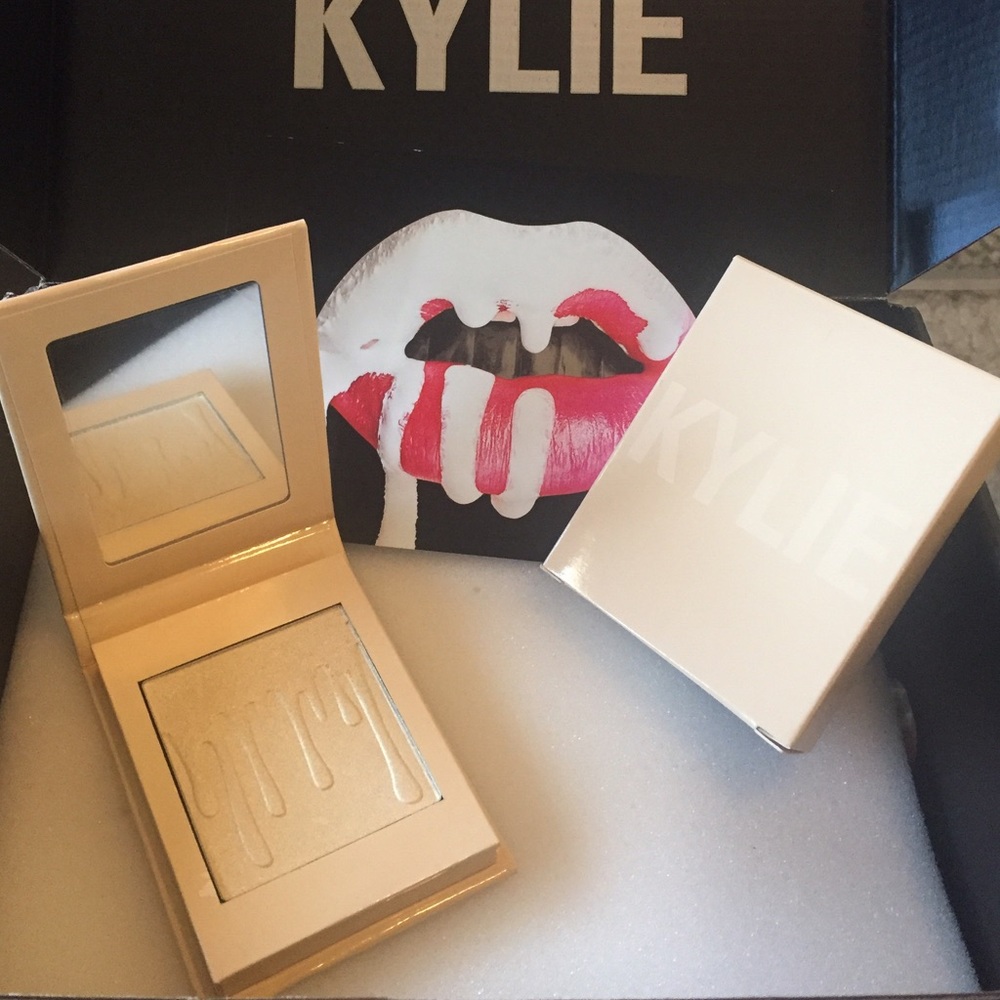 🌸NEW! KYLIES "FRENCH VANILLA" HIGHLIGHTER - Picture 2 of 4