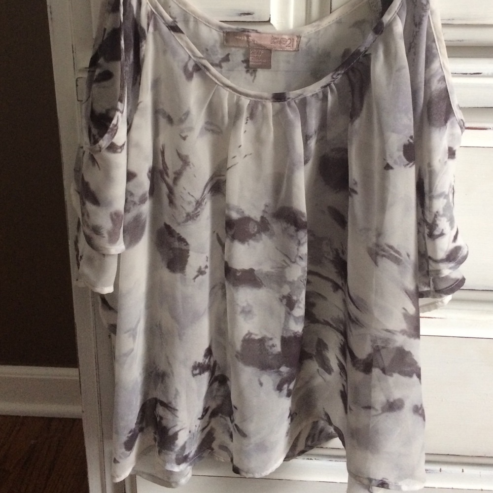 Cold shoulder top - Picture 3 of 3