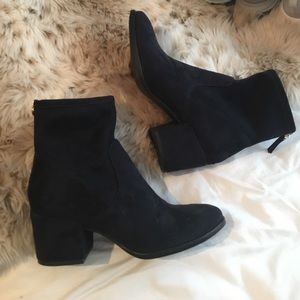 Dark blue heeled suede booties