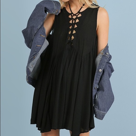 umgee Dresses & Skirts - Black front lace up dress