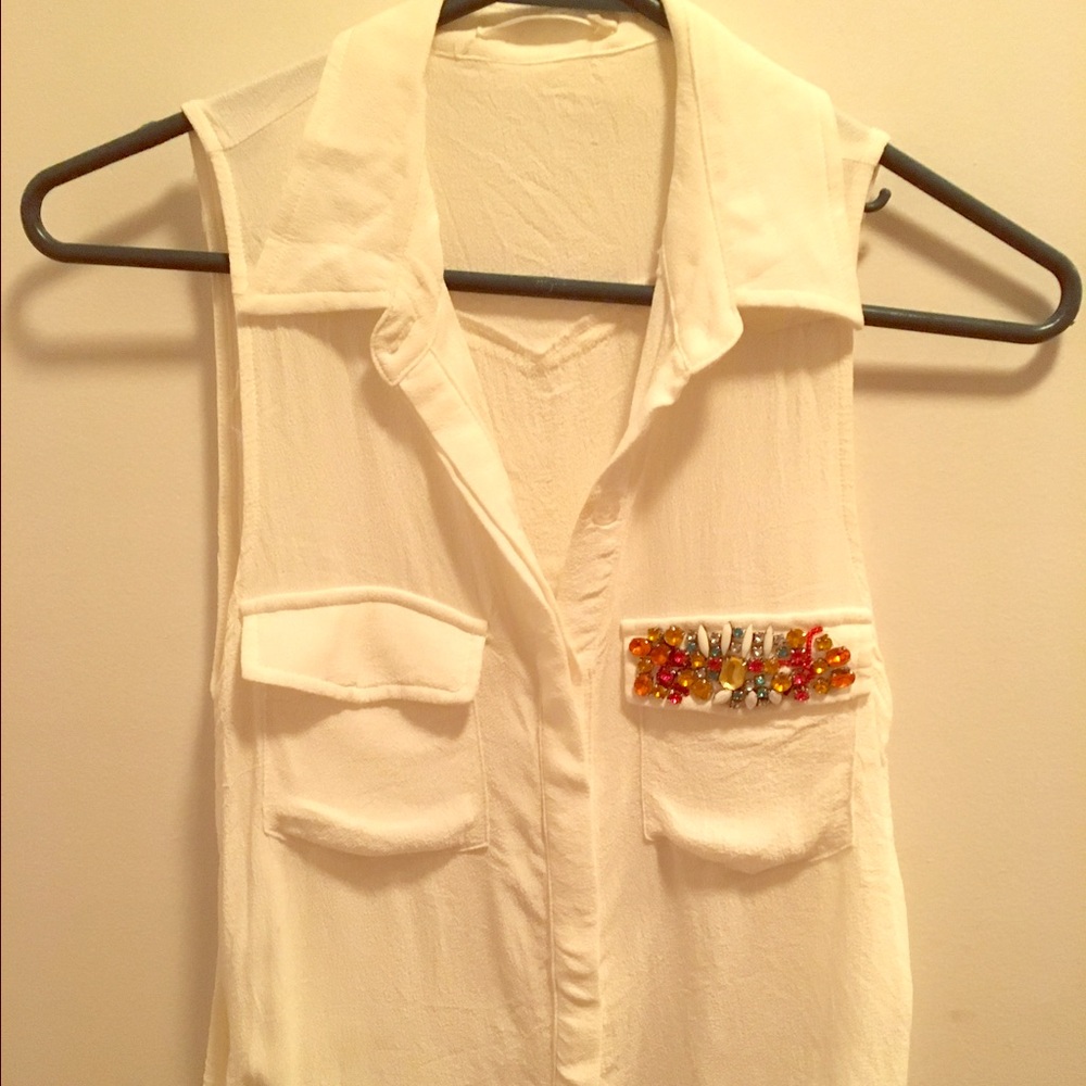 Sleeveless button down with jeweled pocket