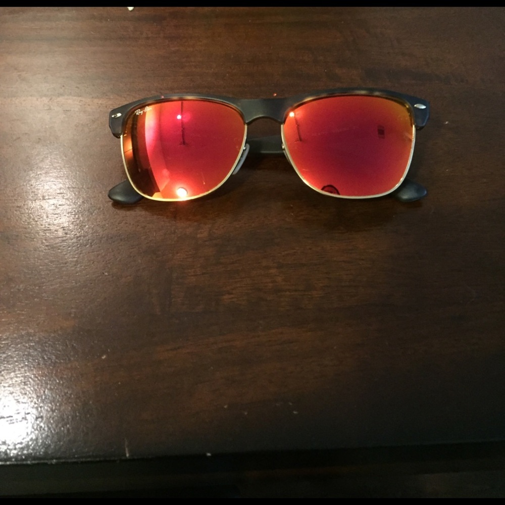 Matte tortoise Ray-Bans with red mirrored lens