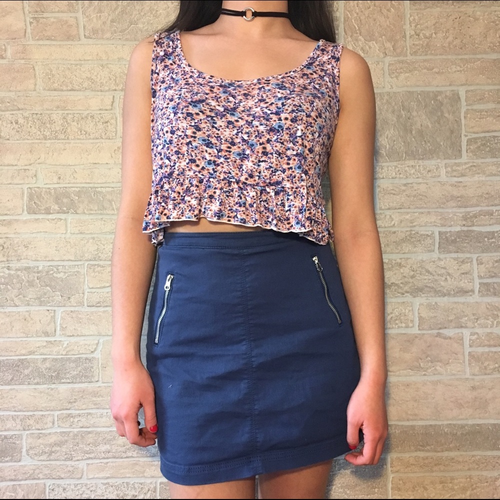 Floral sleeveless crop top with ruffled hem