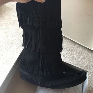 Minnetonka 3-layer fringe boot, black size 8 new
