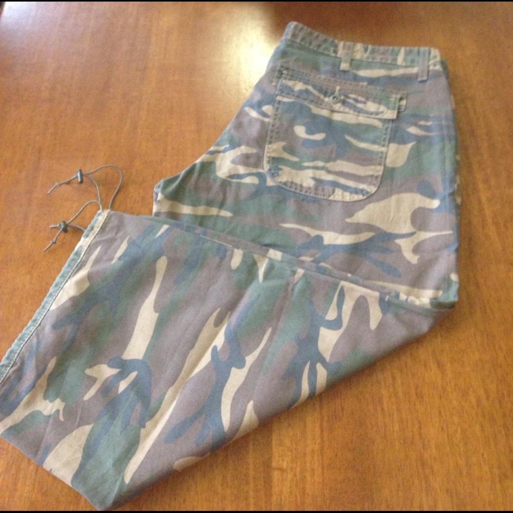 Camo capris