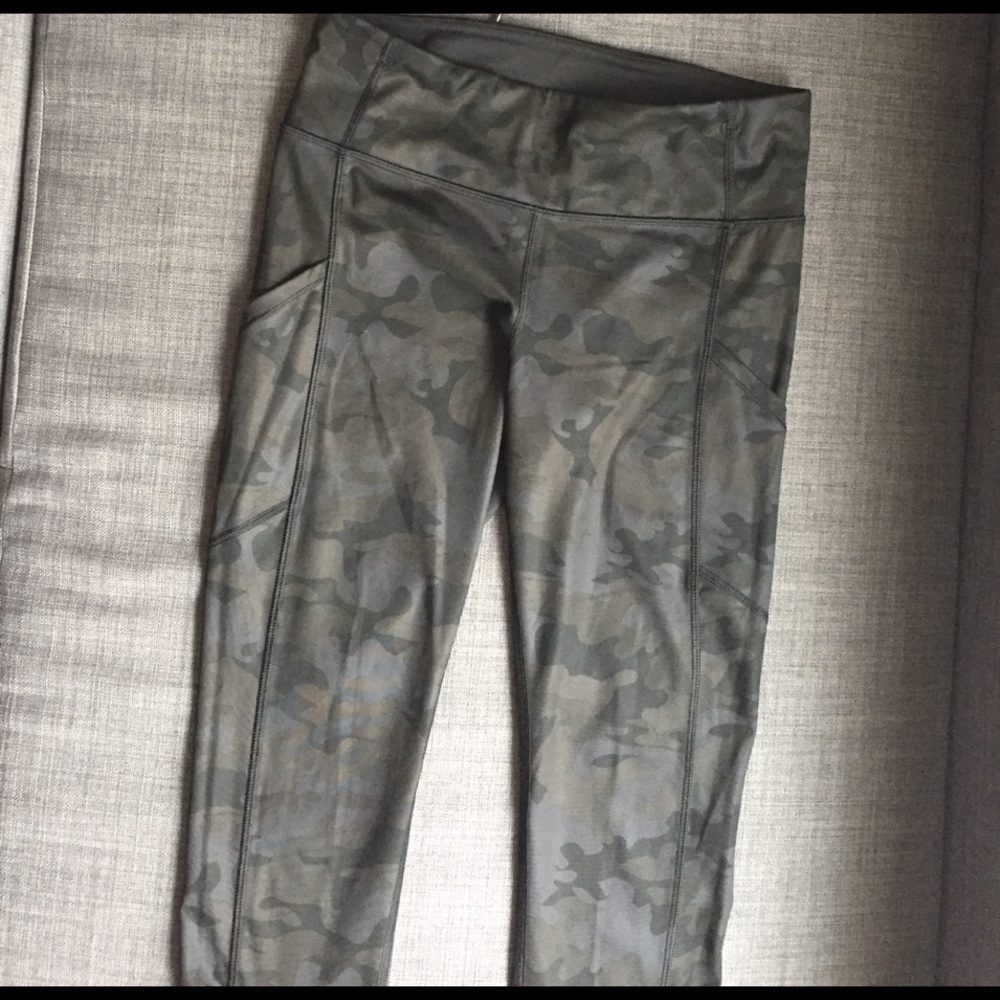 Lululemon Speed Tight in Camo, size 6, Fulux