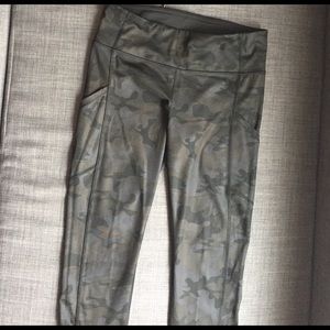 Lululemon Speed Tight in Camo, size 6, Fulux