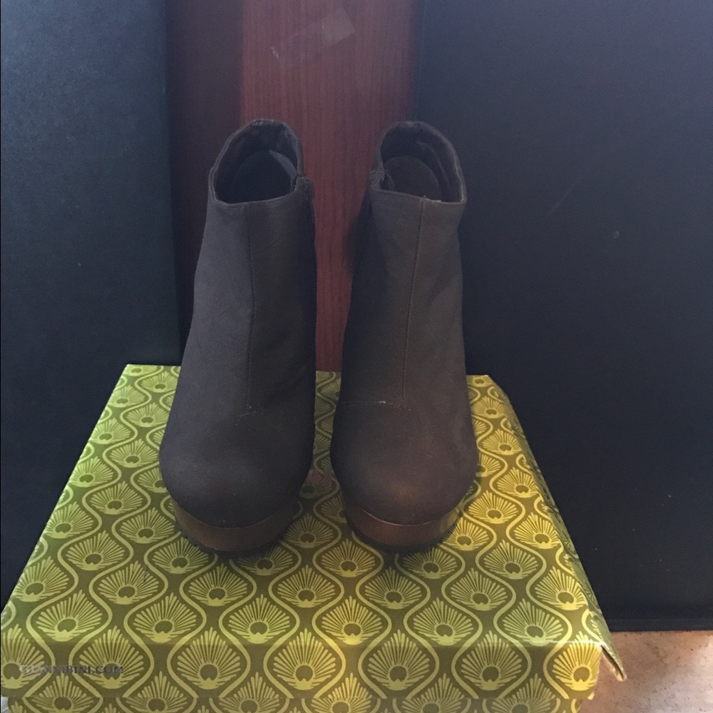 Never worn. Needing closet space.
