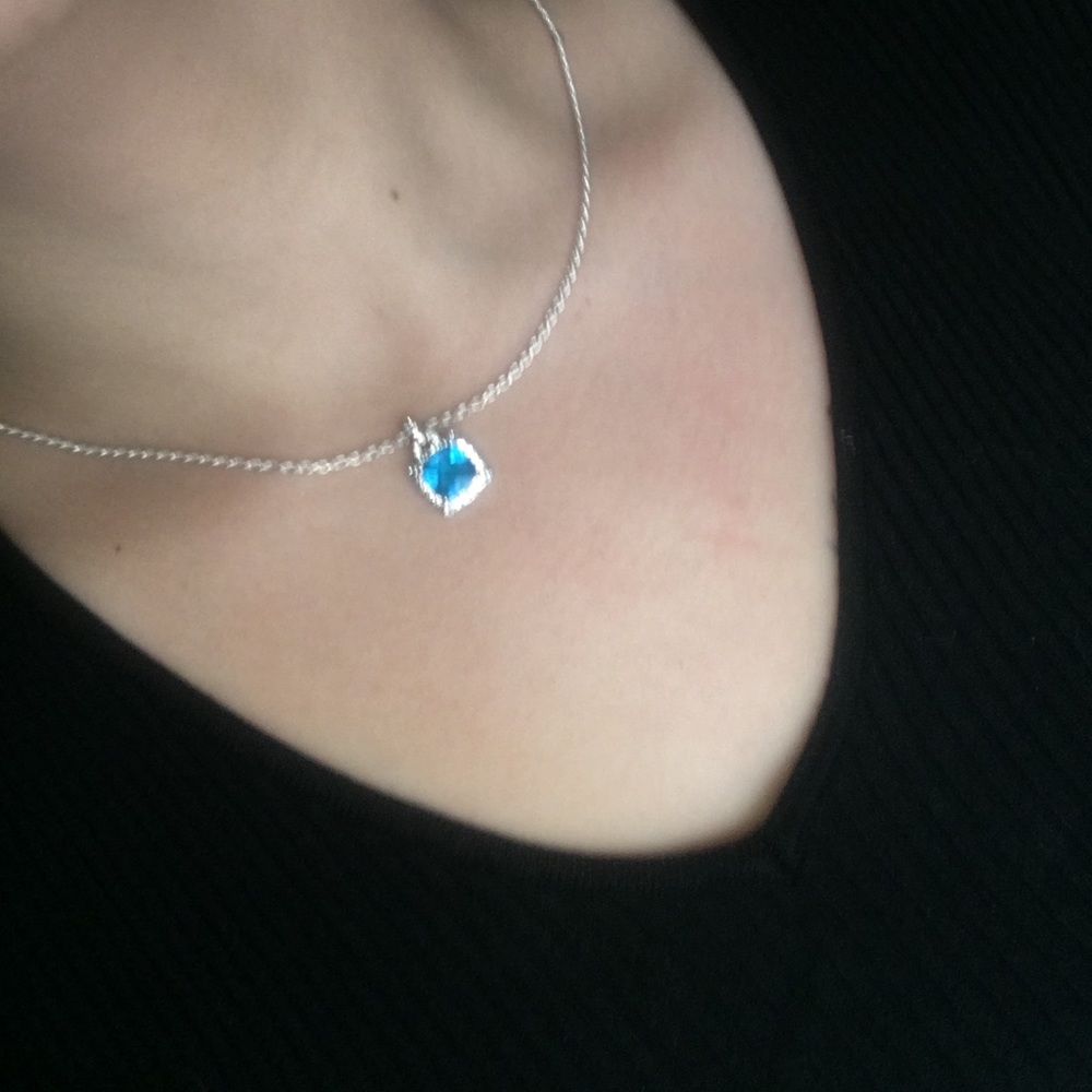 Blue pendant necklace