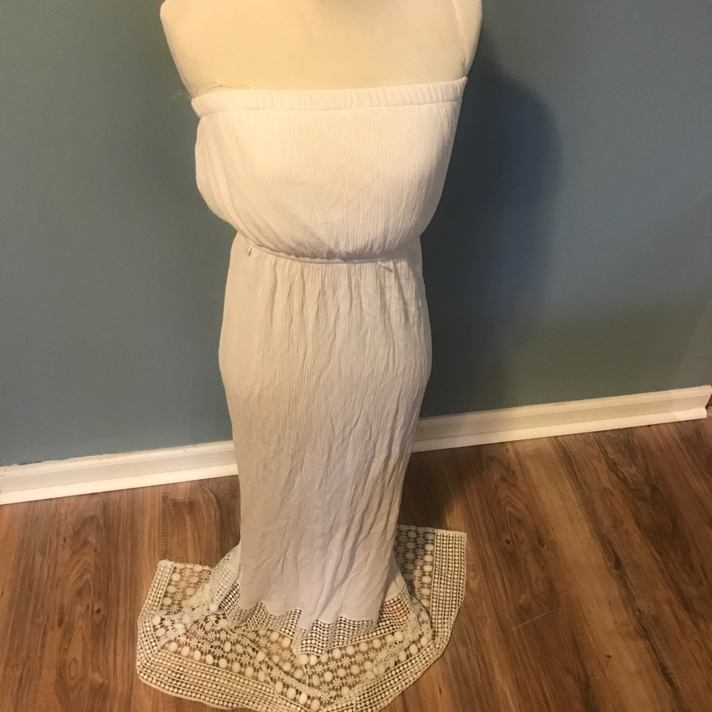 White sleeveless flowing maxi dress size small