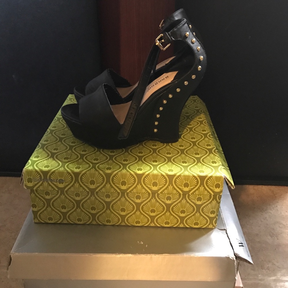 Black wedge with gold embellishments - Picture 2 of 4