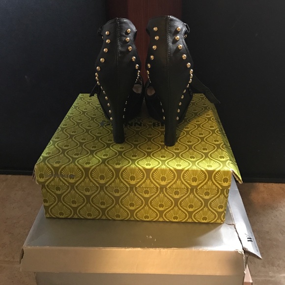 Black wedge with gold embellishments - Picture 3 of 4