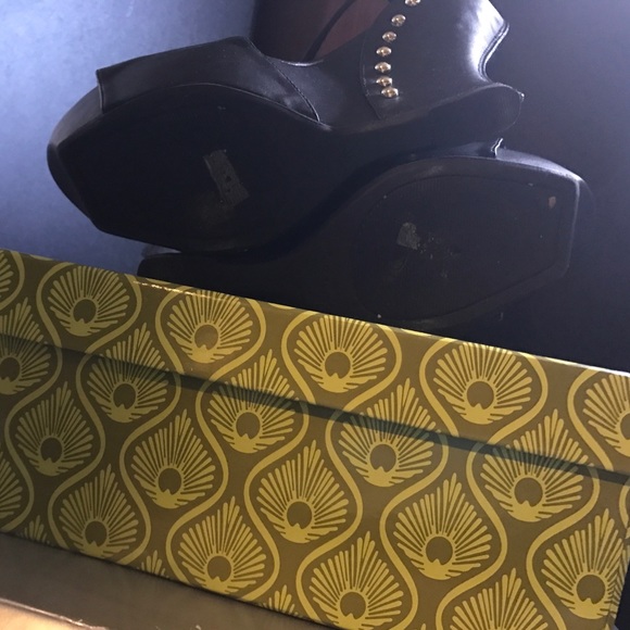 Black wedge with gold embellishments - Picture 4 of 4