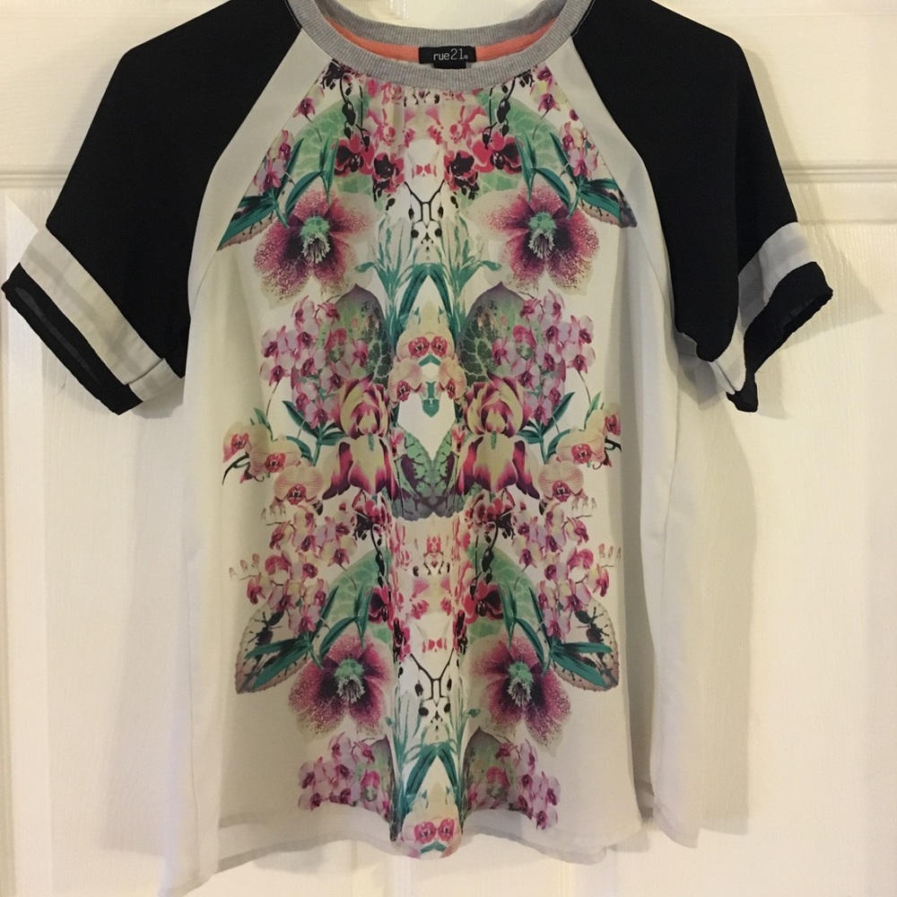 Floral patterned shirt 🌸🌺🌸