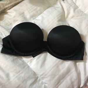 Black strapless bra