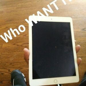 Im selling a apple ipad brand new barely use it