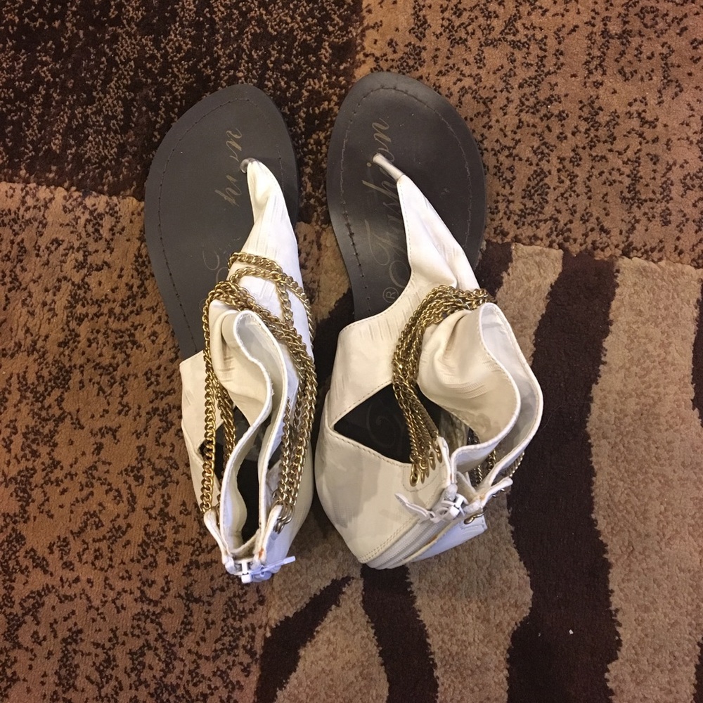 Sandals with gold chain
