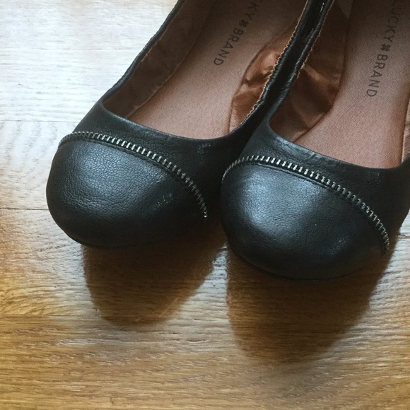 Lucky black flats w/ zip accents - Picture 4 of 8