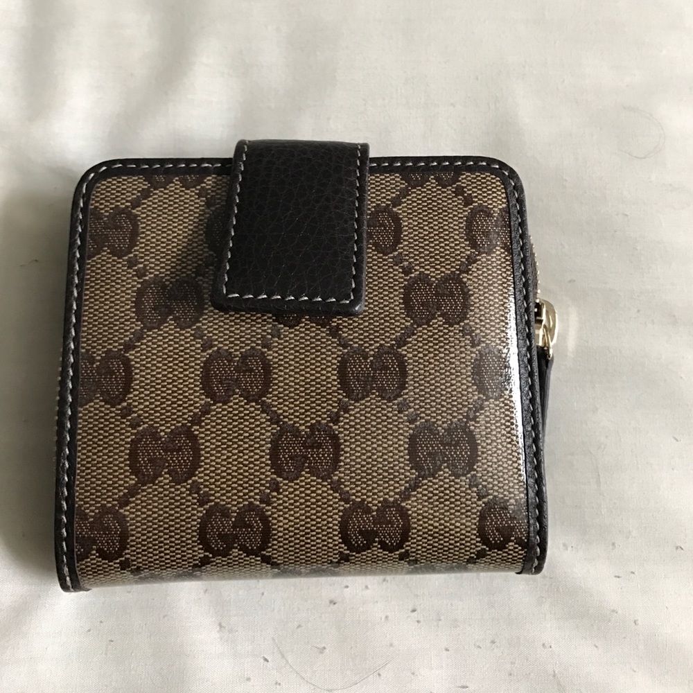 Small Gucci leather wallet