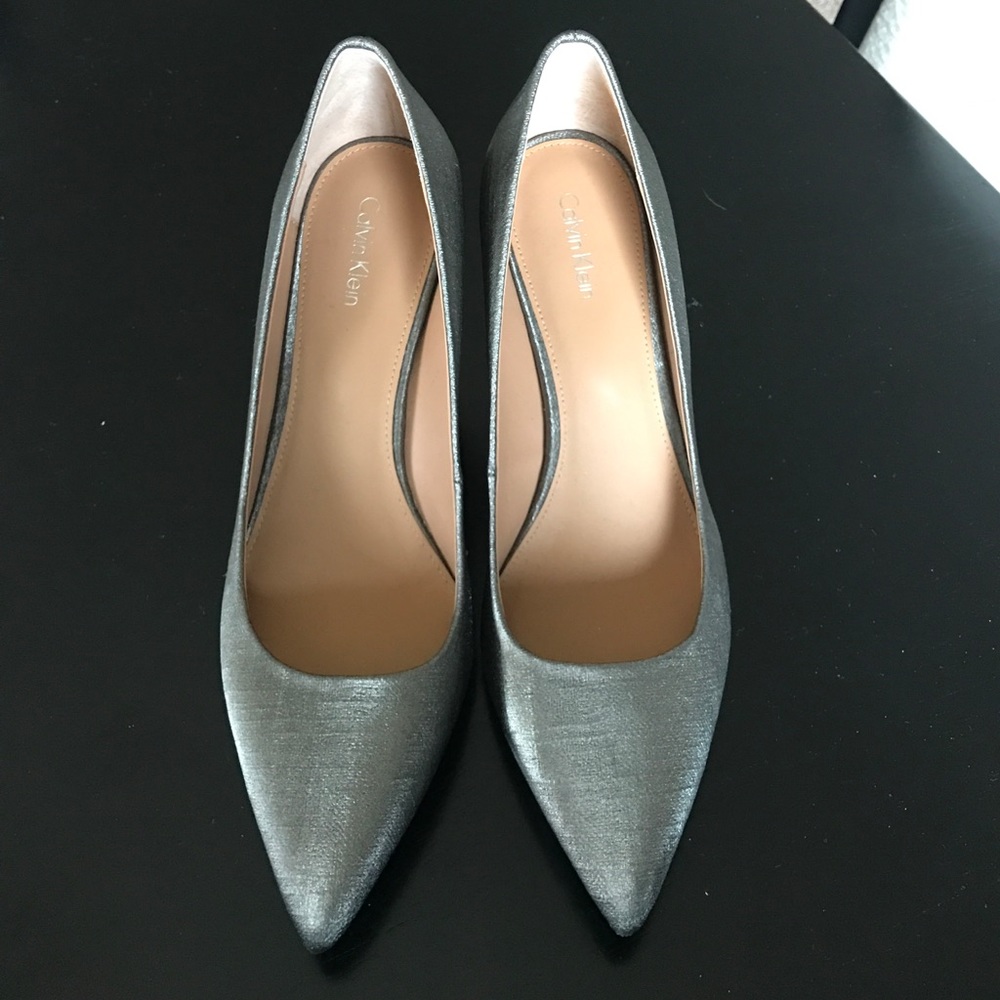 Calvin Klein Gayle metallic pump