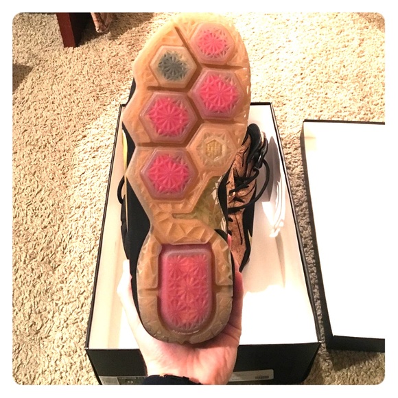 Lebron XII Cork - Picture 2 of 3