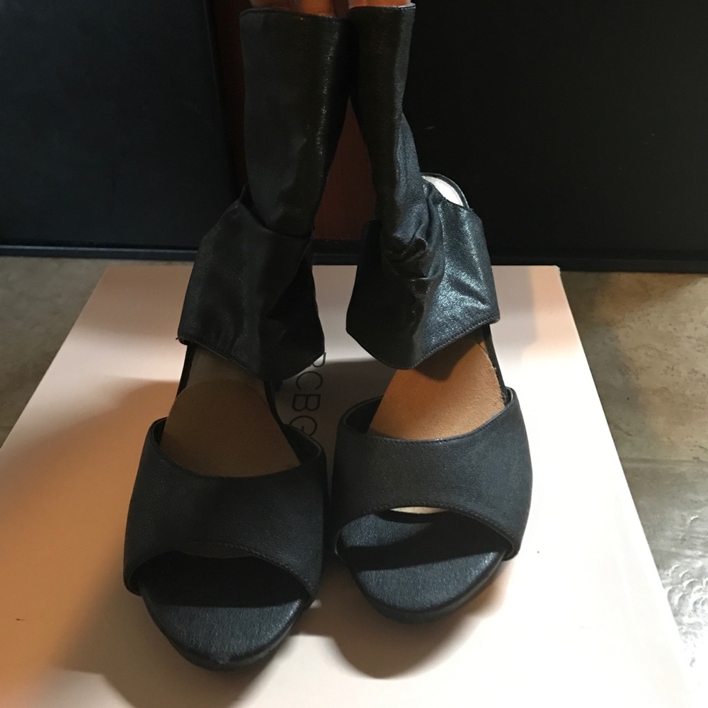Black low heel shoe