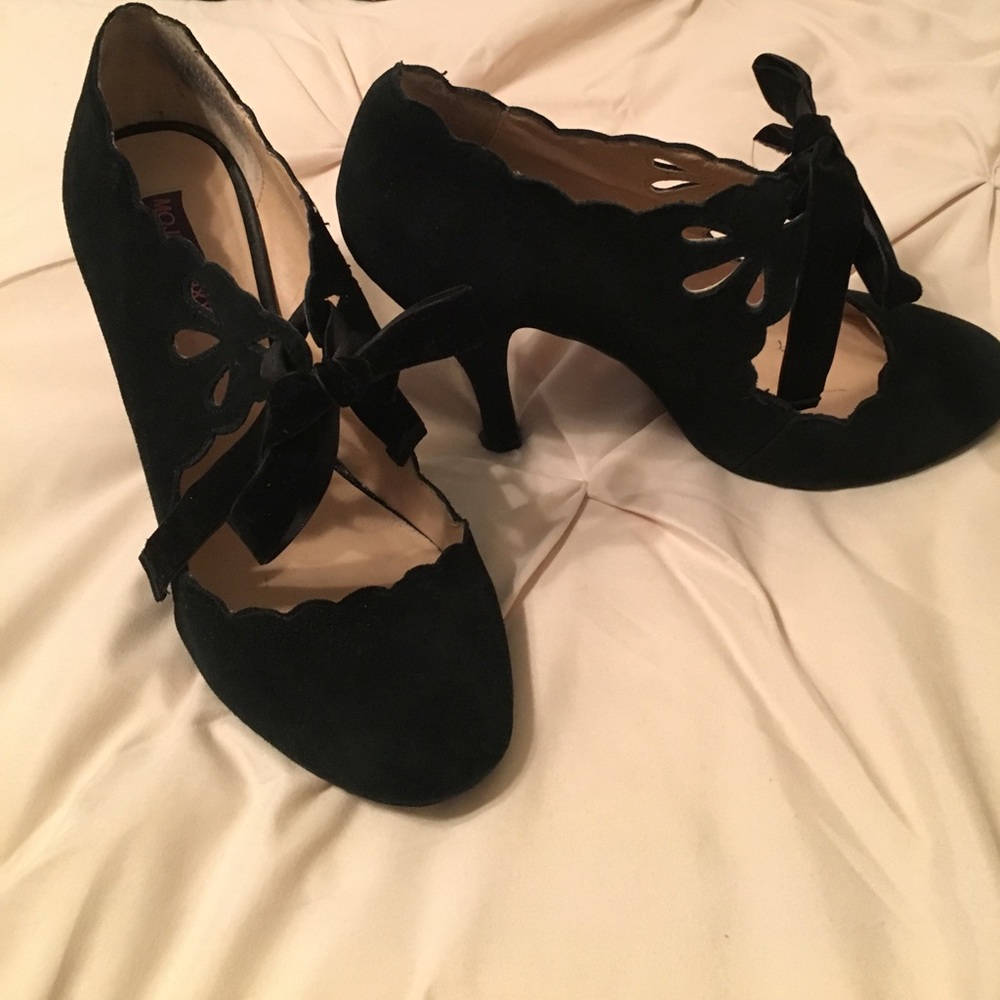 Great fun flirty pair of Mojo Moxy black pumps