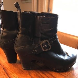 Dansko studied healed boots