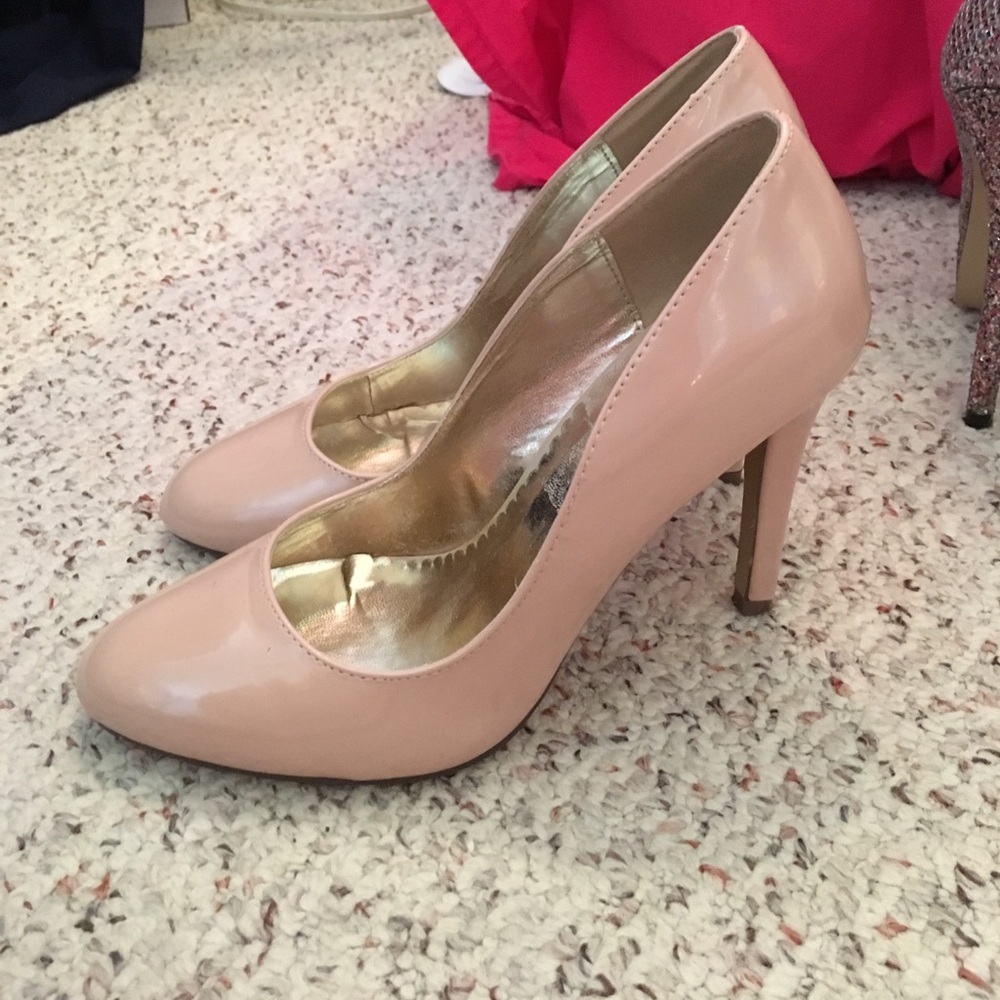 Nude pumps