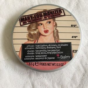 The Balm Mary-Lou manizer highlighter