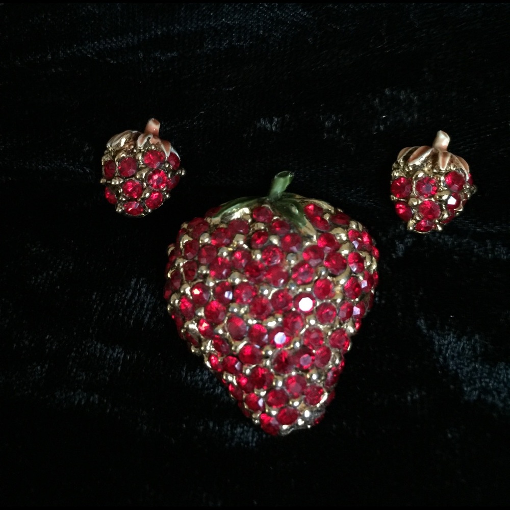 Vtg strawberry brooch and earrings