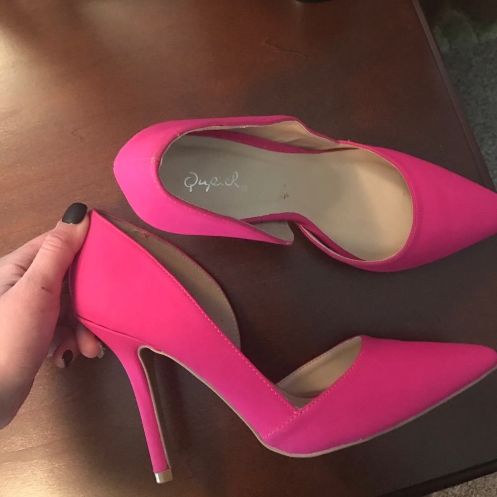 Pointed toe heels