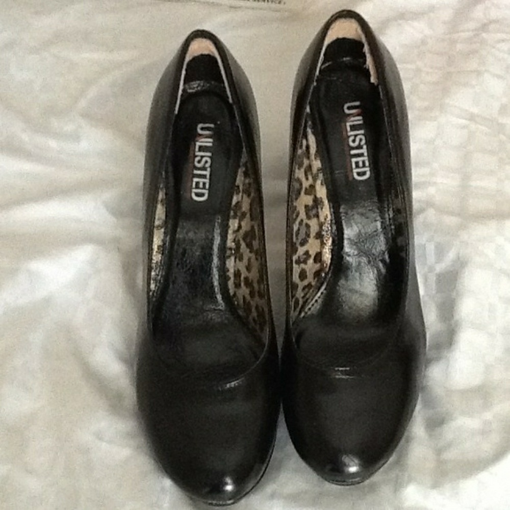 Black patent leather pumps