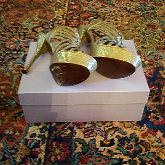 VERA WANG "SHELBY" PLATFORM SANDALS - Picture 3 of 7