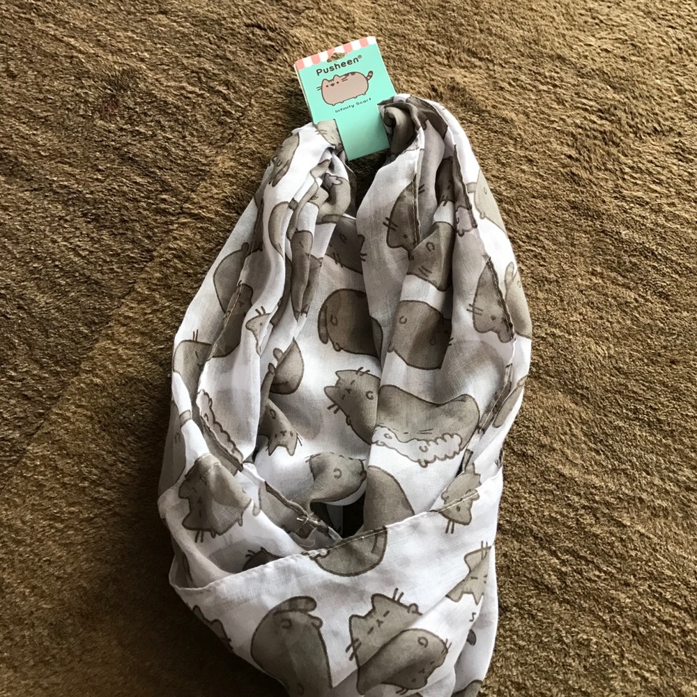 Pusheen scarf