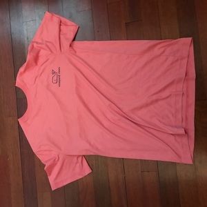 XS VINEYARD VINES PERFORMANCE LOGO TEE