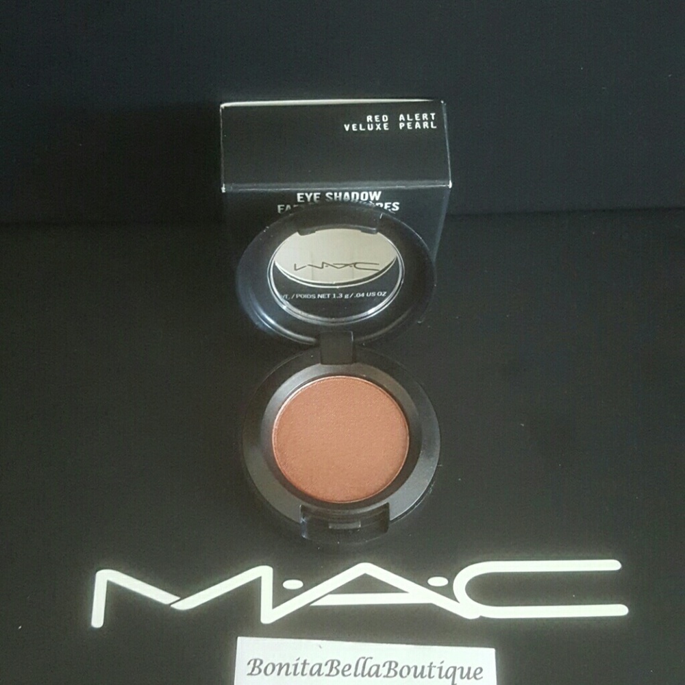 MAC COSMETICS  RED ALERT VELUXE PEARL EYESHADOW