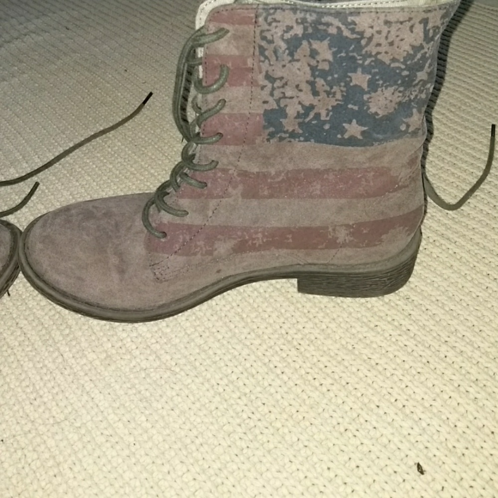 American flag lace-up boots.