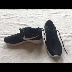Nike black & white roshes