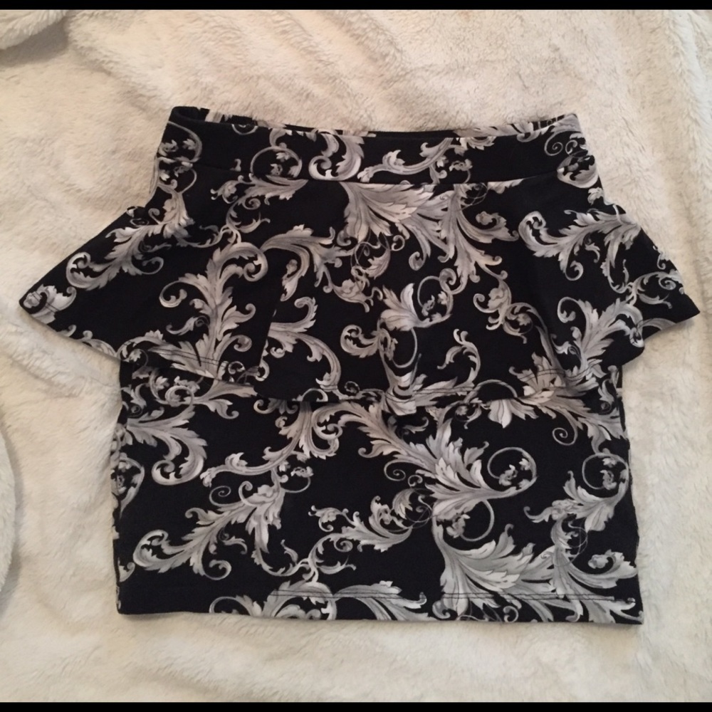 Patterned skirt with ruffle
