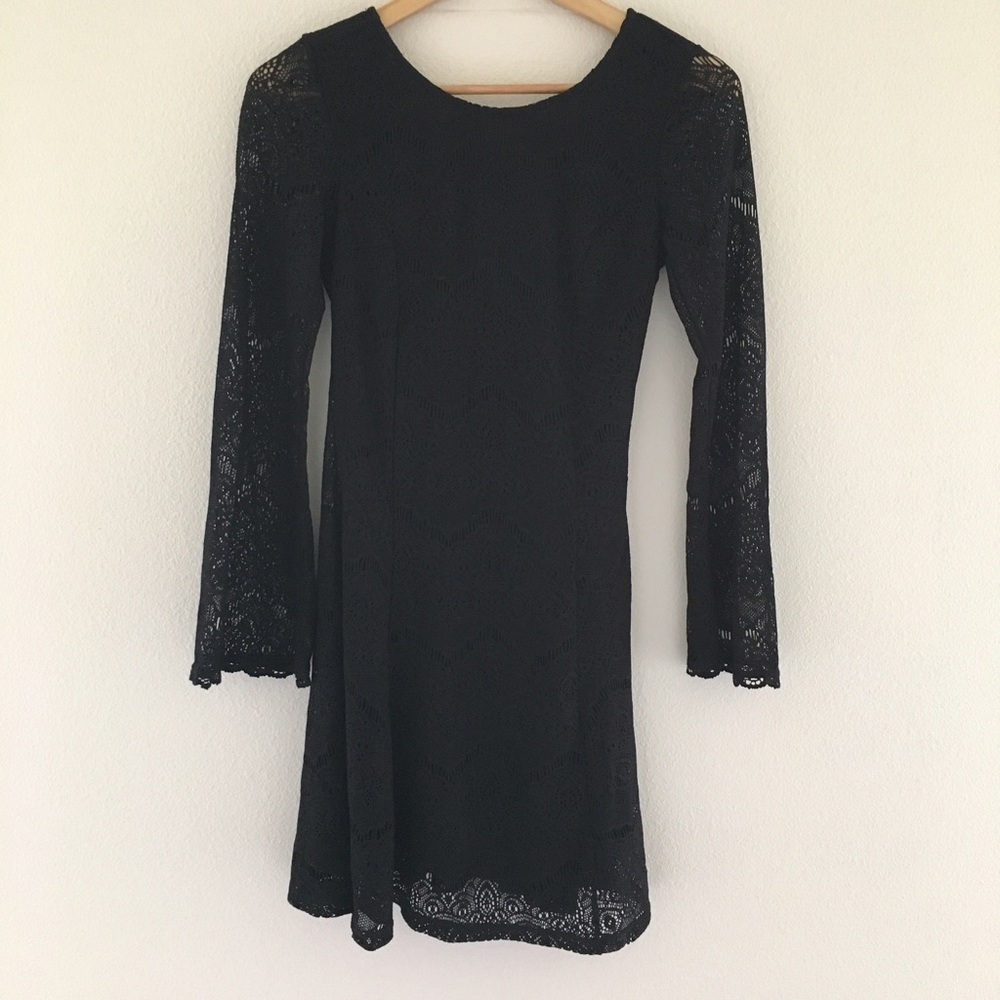 🦄NWT💜 Lacey Bell-Sleeved Black Dress