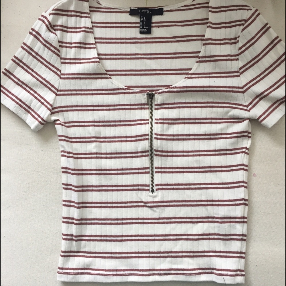 Cropped off white tee with brown stripes.