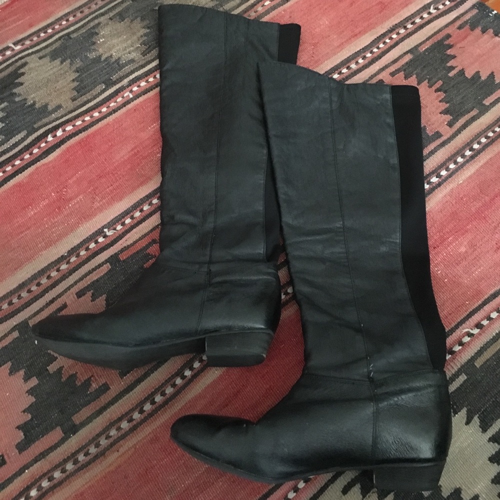 Sexy knee-high or OTK black leather boots