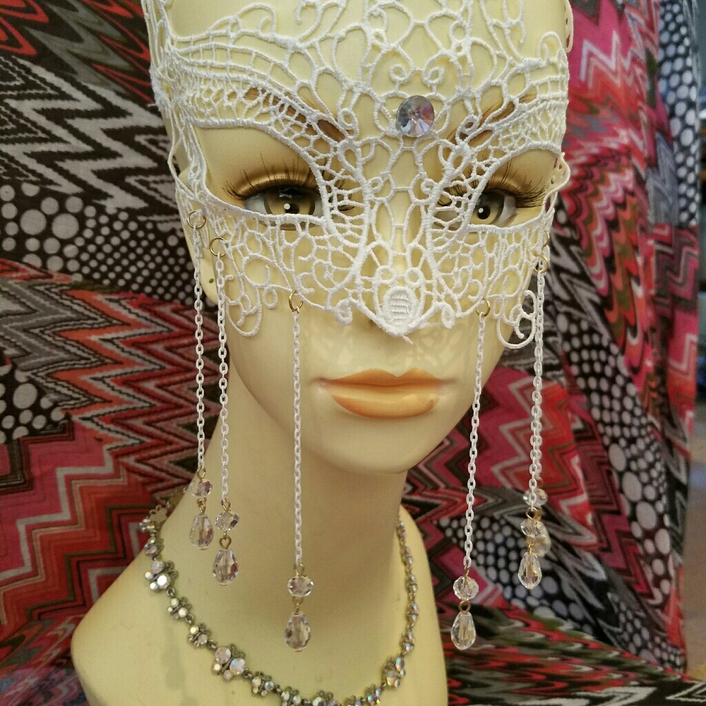 White crocheted face mask with Bindi