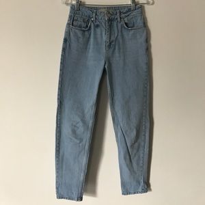 Topshop light wash MOM jeans. Size 26/32