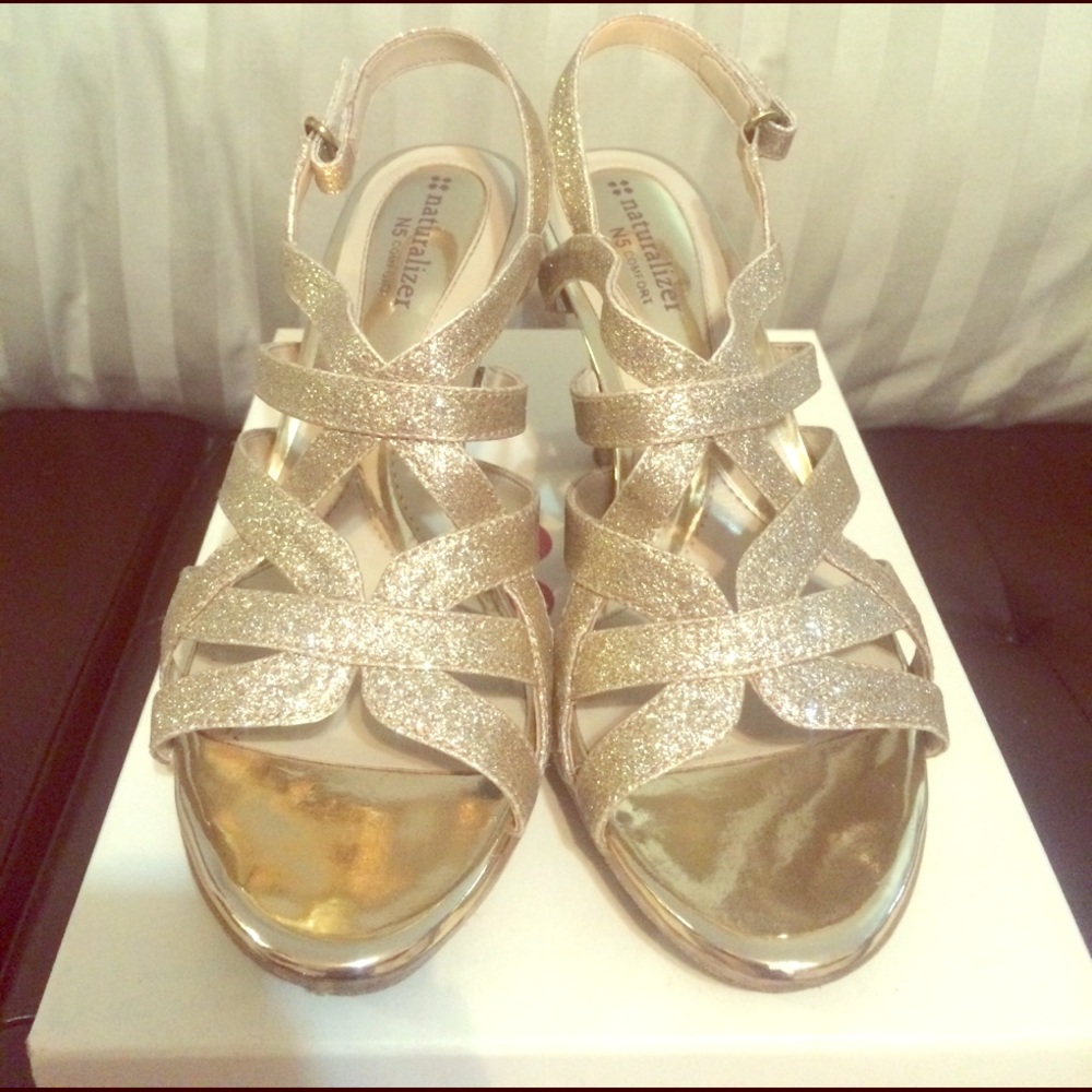 Final Price! 💝GOLD Naturalizer NWT+box